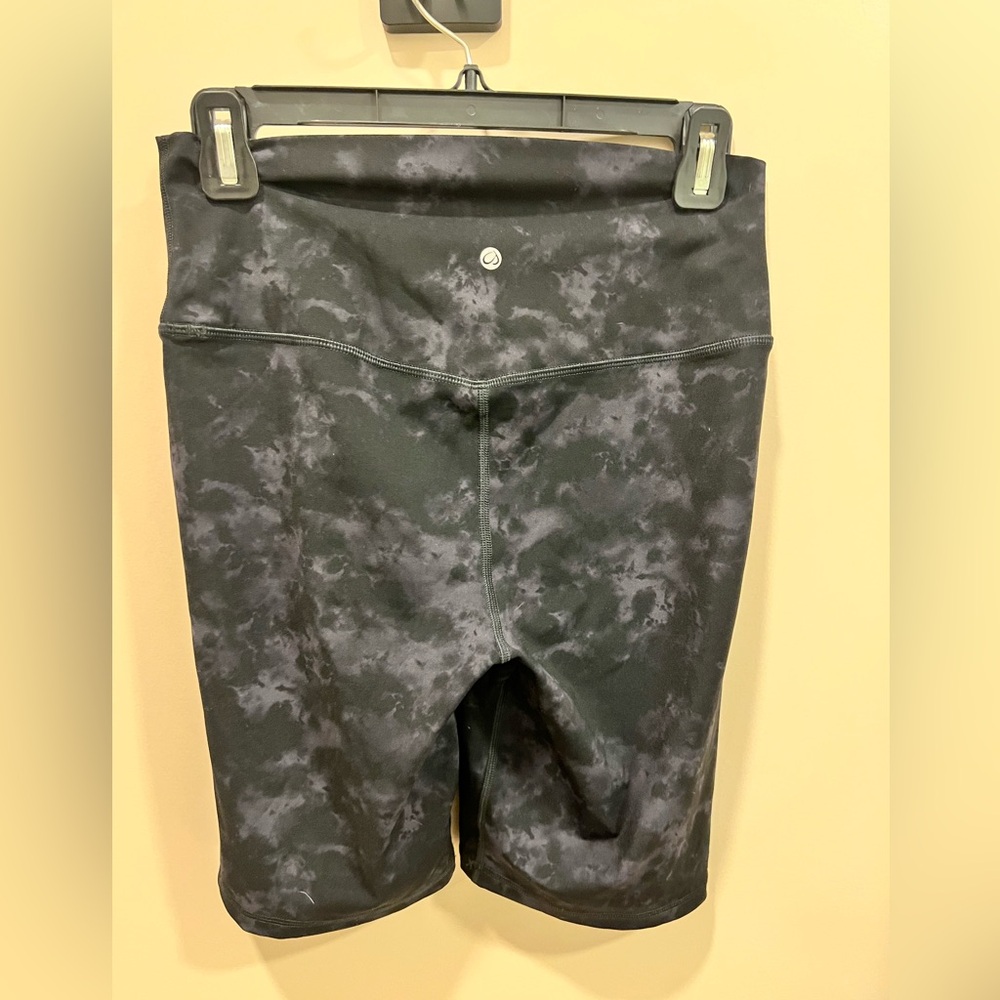 CRZ YOGA Black and Gray Patterned Bike Shorts